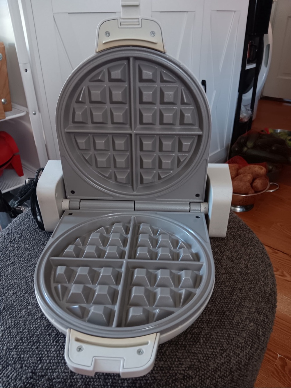 Abella Silver Grey Round 4-Section Waffle Maker